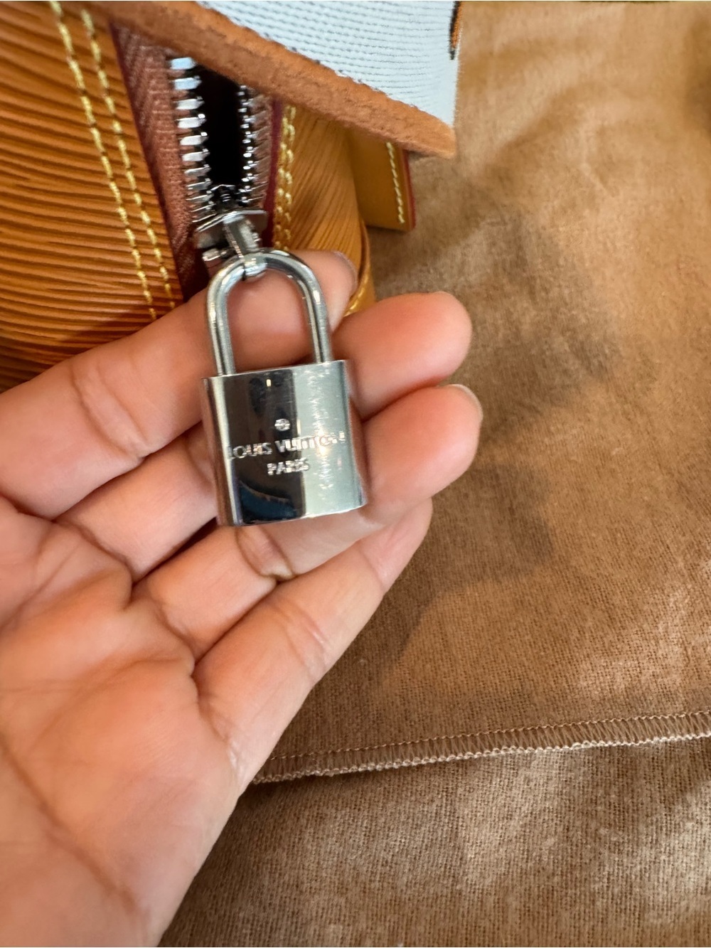 Louis Vuitton Epi Jacquard Alma BB limited edition color in Honey Gold. - Picture 10 of 11